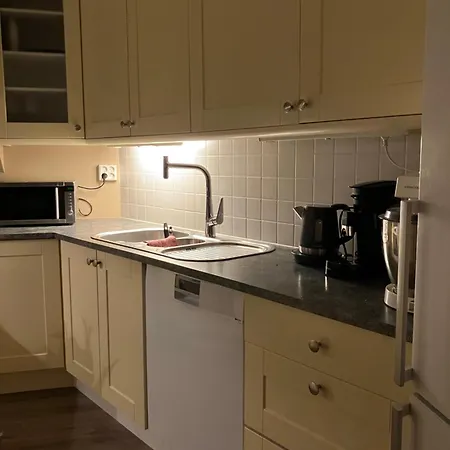 Lys, Koselig Og Sentrumsnaer I Stille Villastrok!