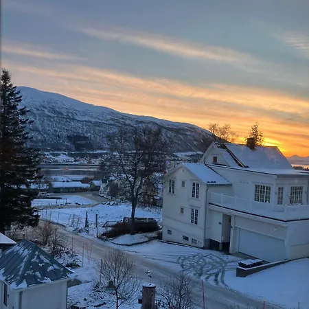 Lys, Koselig Og Sentrumsnaer I Stille Villastrok!