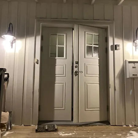 Lys, Koselig Og Sentrumsnaer I Stille Villastrok! Lejlighed Tromsø