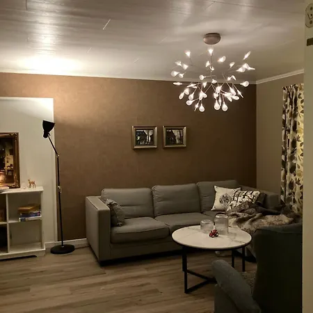 Lys, Koselig Og Sentrumsnaer I Stille Villastrok! *