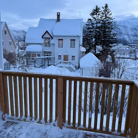 Appartamento Lys, Koselig Og Sentrumsnaer I Stille Villastrok! Tromsø